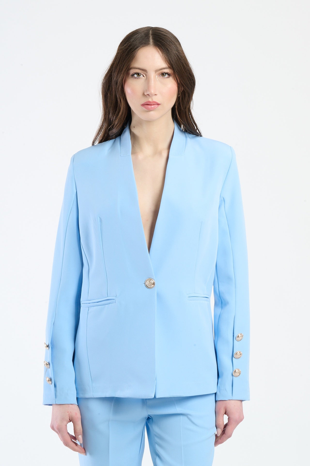 Camicia azzurra con maniche elasticate e tasche laterali.