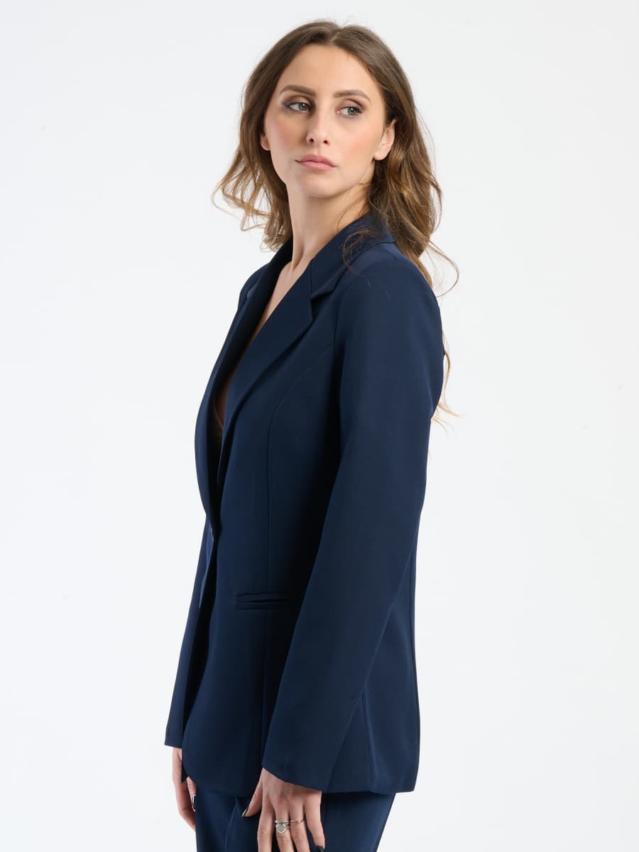 Combinazione nera: blazer elegante e pantaloni, il classico del classico nella moda femminile.