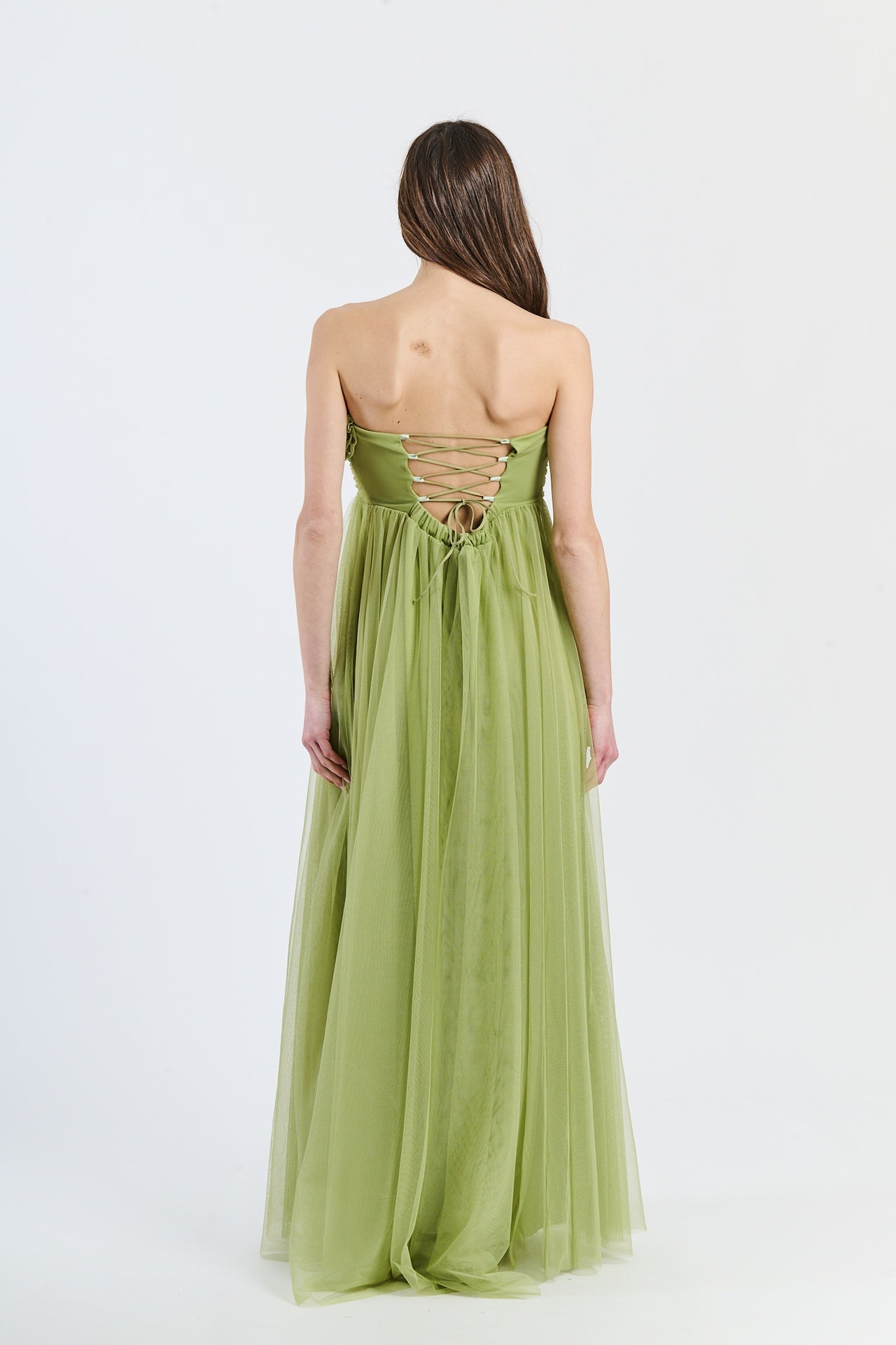 Abito da sera avocado in tulle naturale, scollo a barca e gonna ampia, ideale per eventi all’aperto e estivi