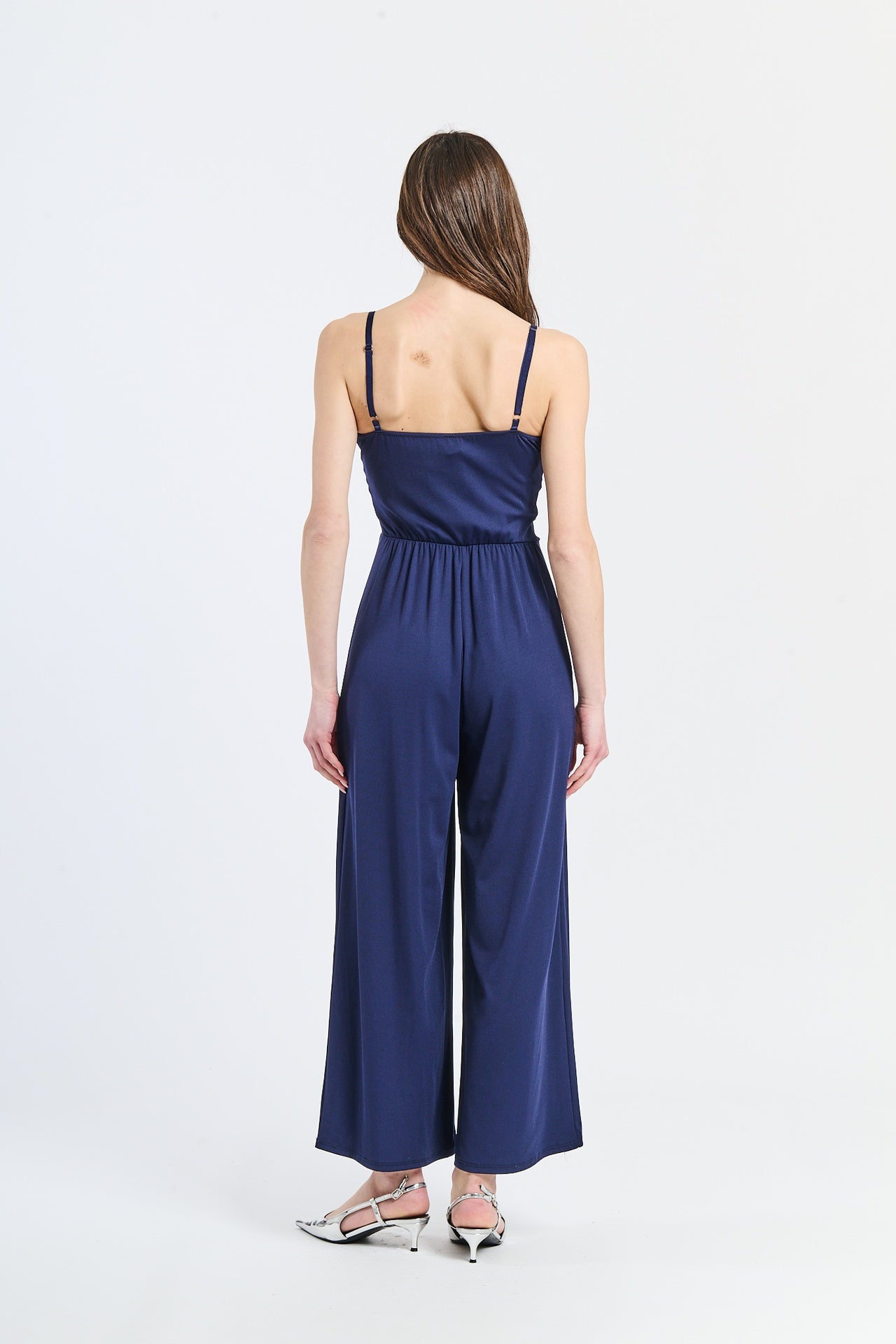 Tuta elegante navy con nodo decorativo e raffinatezza notturna