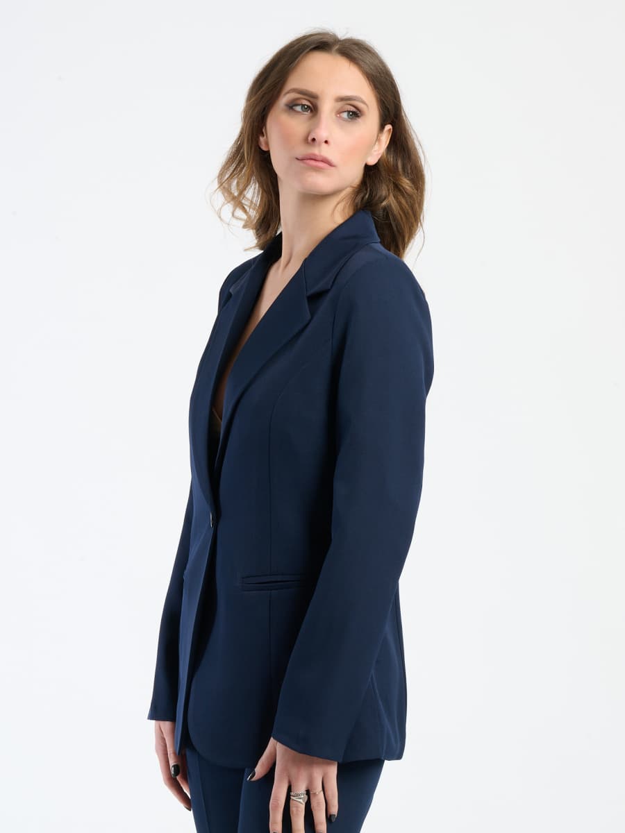 Ensemble navy: blazer con bottoni dorati e pantaloni, eleganza atemporanea.