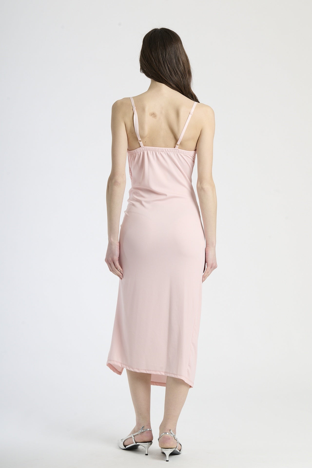 Vestito rosa in tessuto delicato, design con ruches e spalanca, romantico per serate formali.