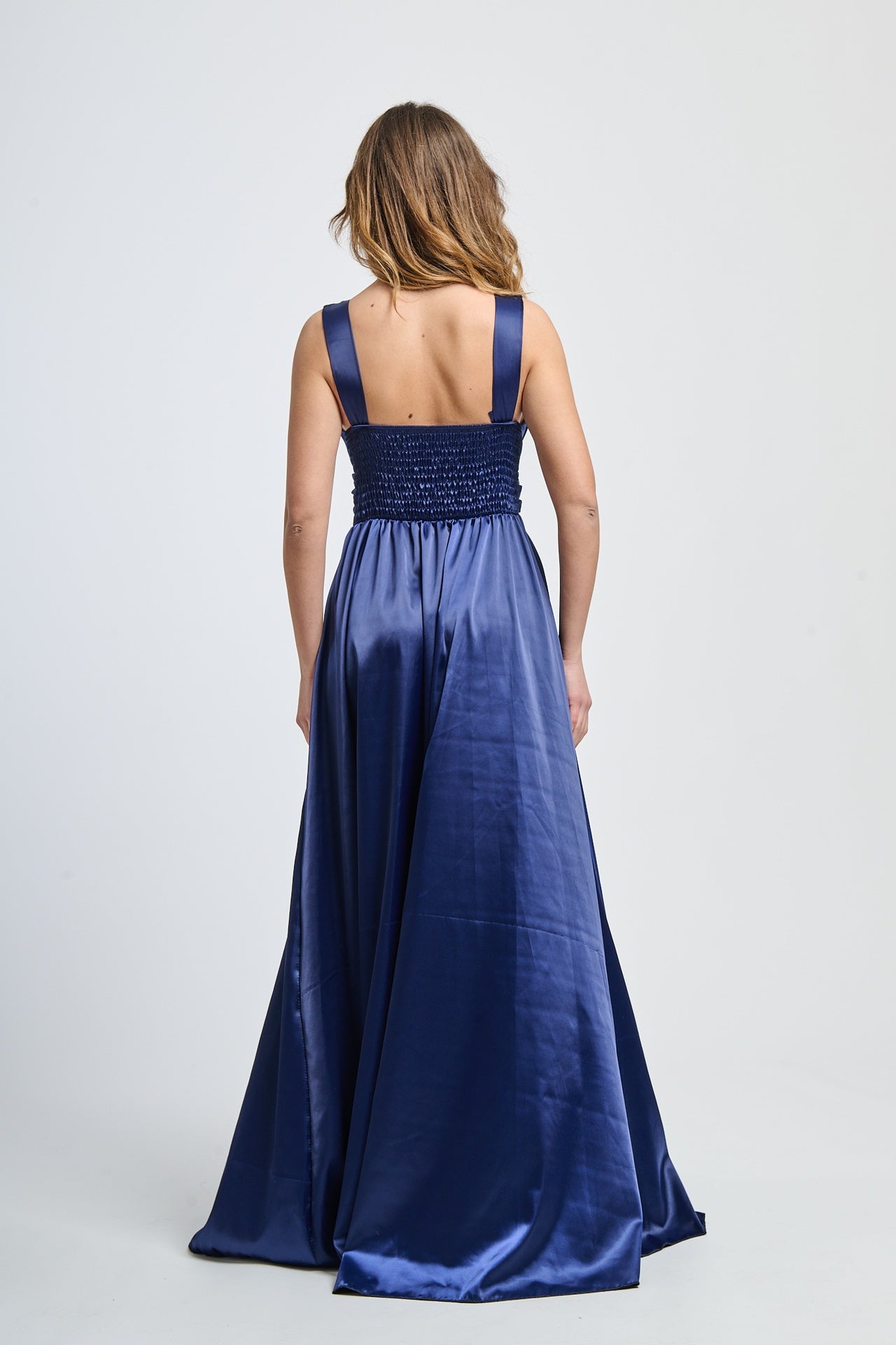 Abito da cerimonia navy in raso, design classico con scollo a V e vita stretta