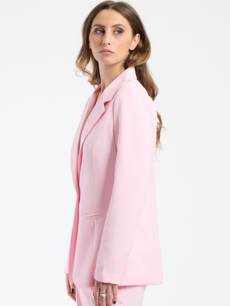 Combinazione rosa baby: blazer e pantaloni, colore delicato per la moda femminile romantica.