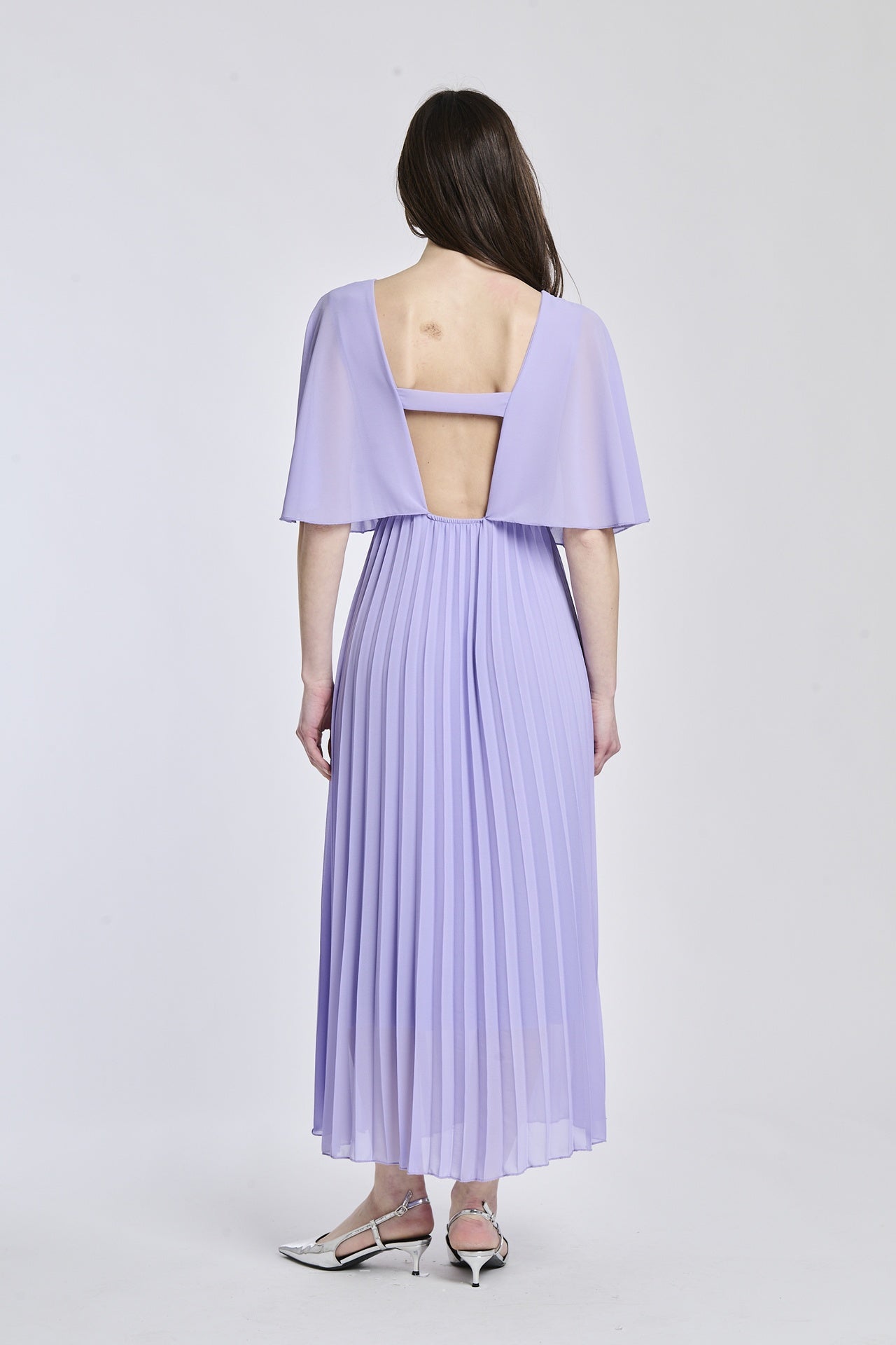 Vestito lilla con falde al fondo, mantenendo lo stile romantico e delicato, ideale per occasioni speciali.