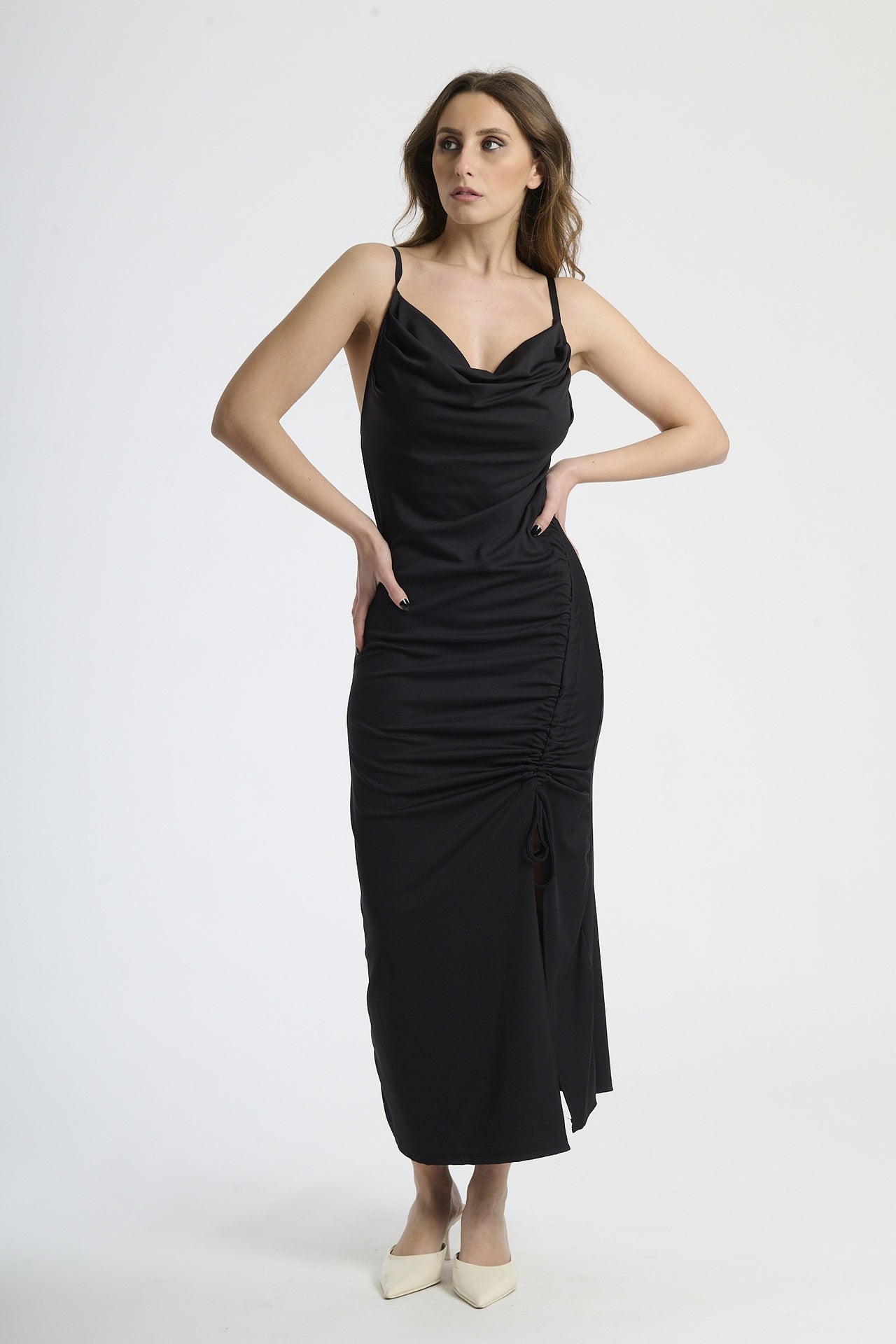 Moda donna: abito nero iconico, taglio lungo con bretelle sottili e dettagli ruches.
