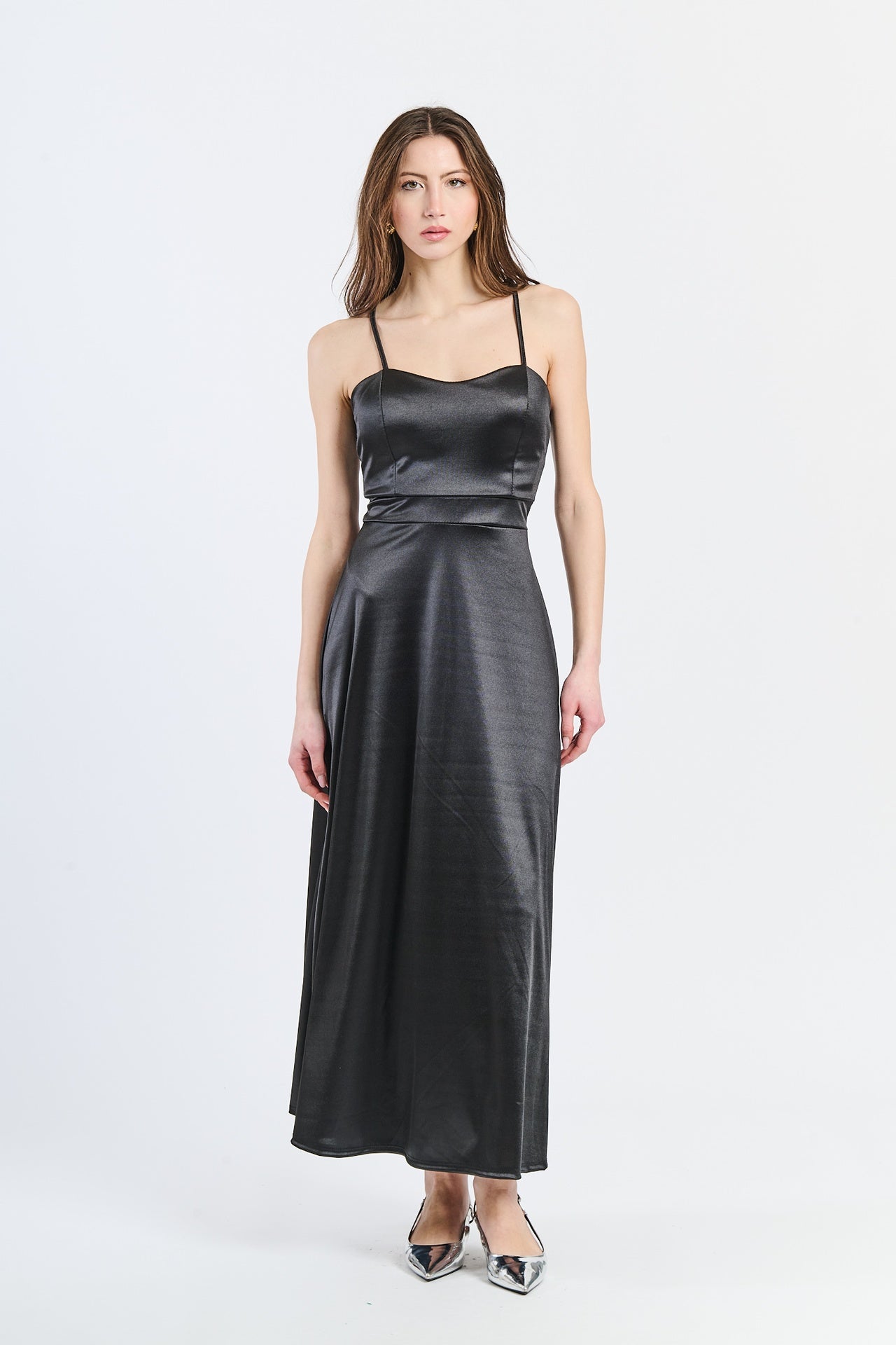 Abito da cerimonia nero in raso, con spalline sottili e scollatura a V, ideale per occasioni eleganti e glamour