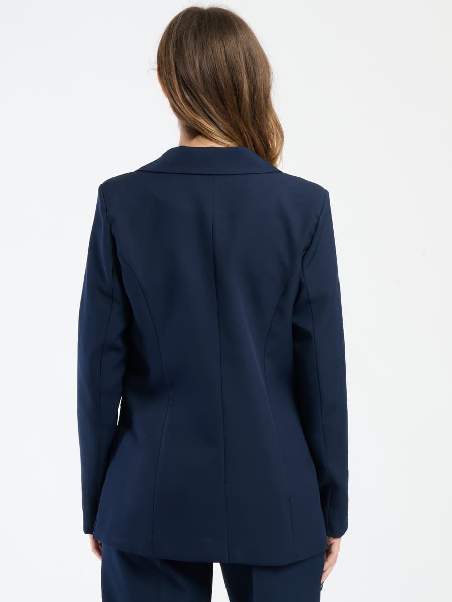 Outfit navy in tessuto liscio, blazer corto e pantaloni, perfetto per un look professionale.