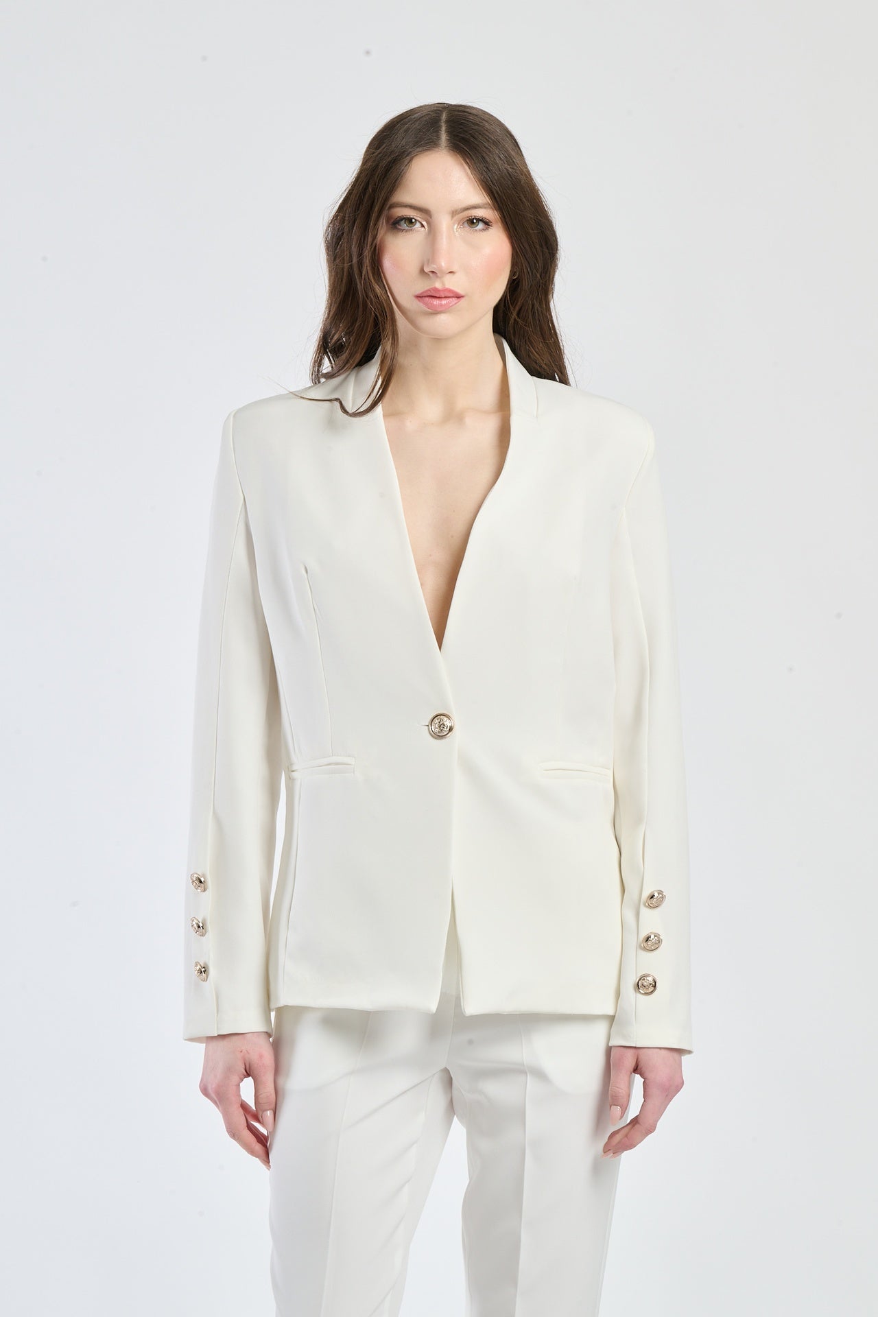 Camicia bianca con maniche gigot e cerniera laterale.