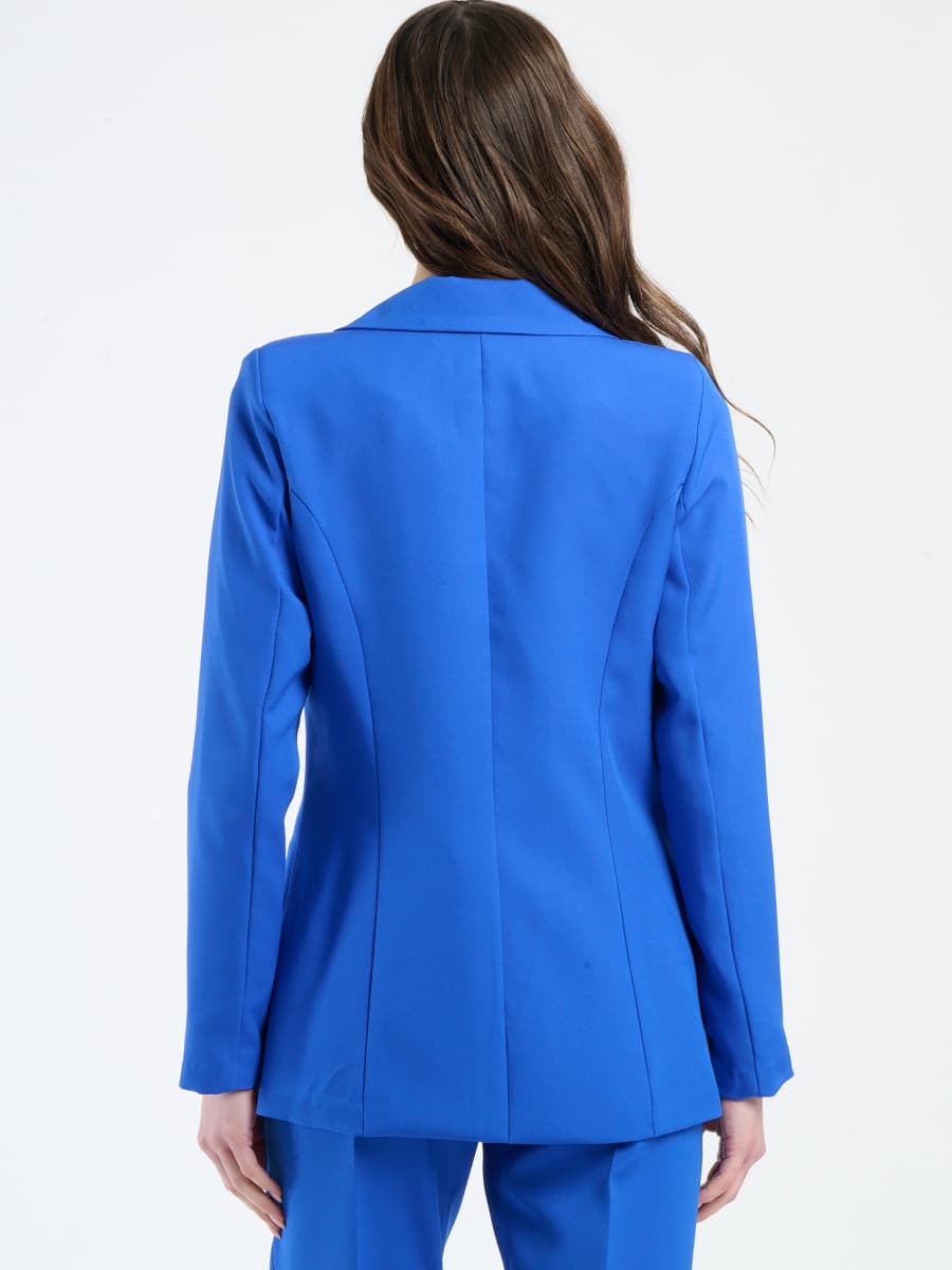 Outfit bluette in misto lana, blazer boyfriend e pantaloni, ideale per un look cool e comodo.