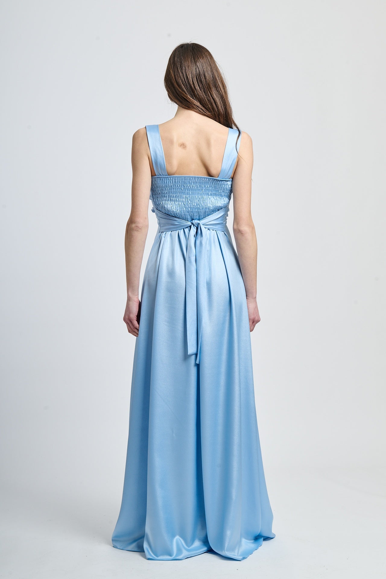 Abito elegante azzurro con drappaggi sul busto e gonna fluida