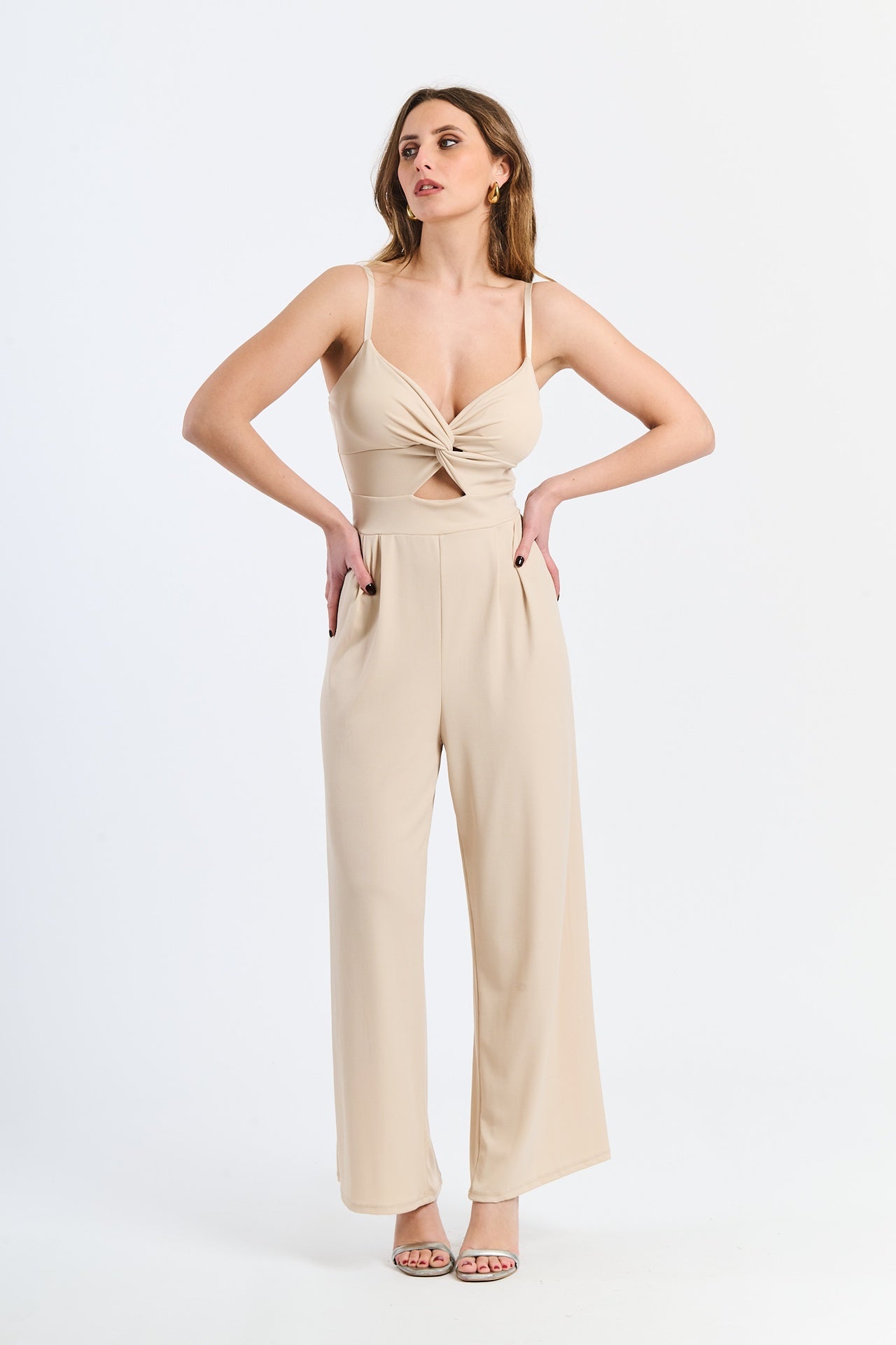 Tuta intera beige con bretelle sottili e taglio cut-out al busto