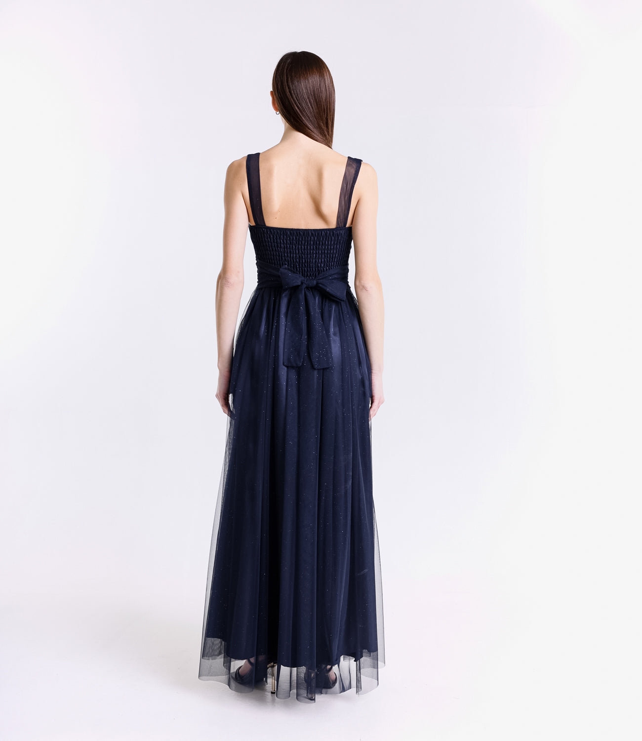 Abito navy con scollo a V, eleganza senza tempo per occasioni importanti