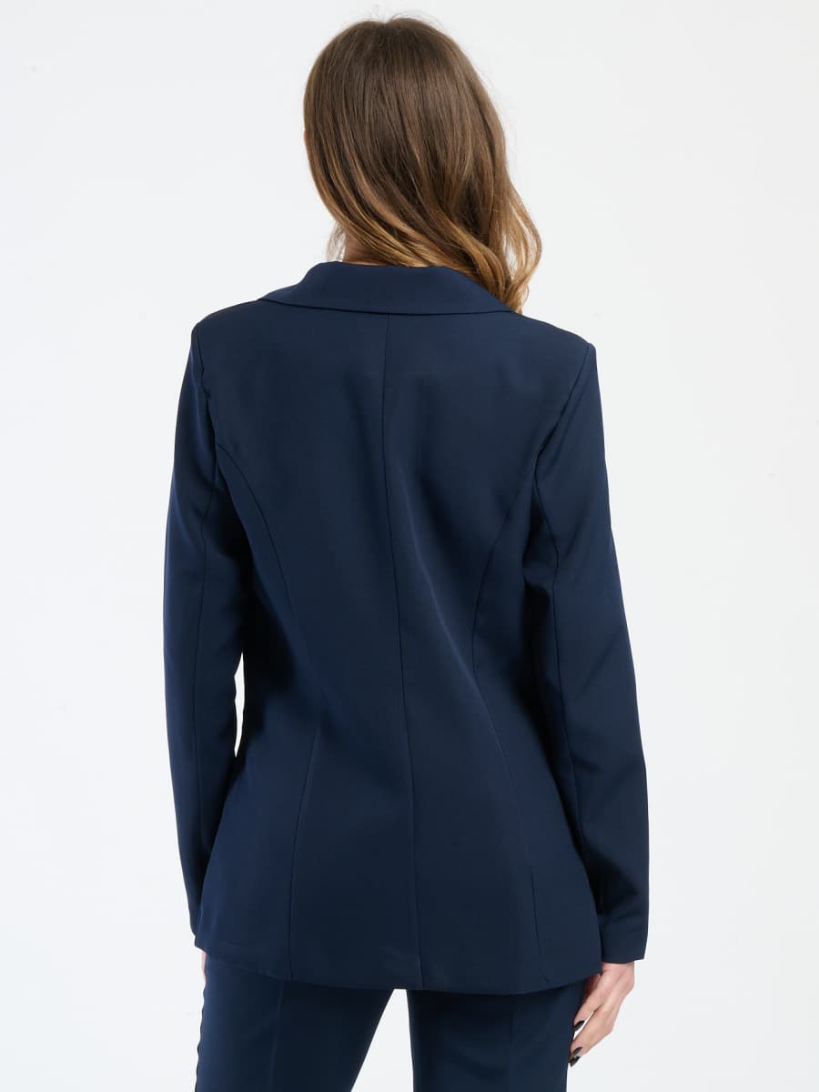Completo nero da donna, blazer e pantaloni, minimalismo e eleganza per ogni occasione.