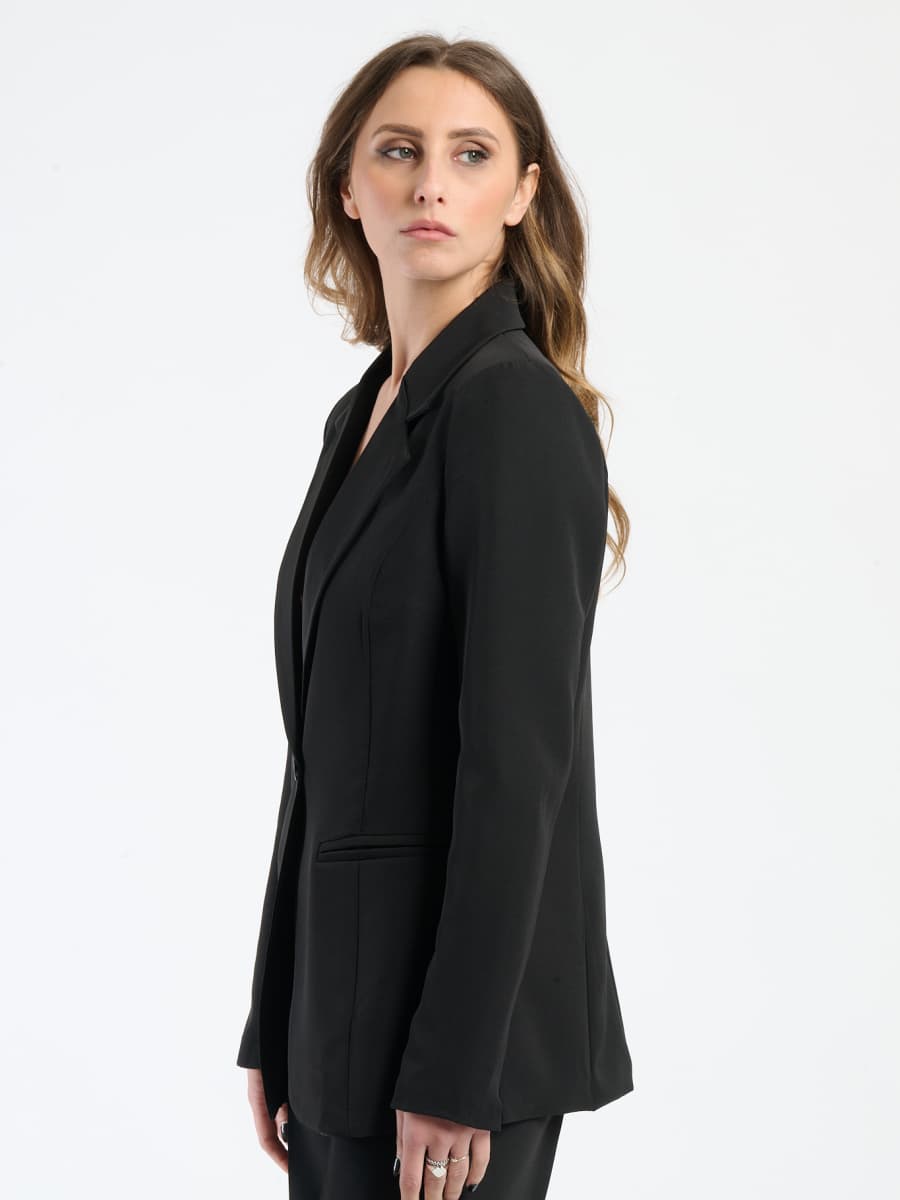 Outfit nero in tessuto lucido