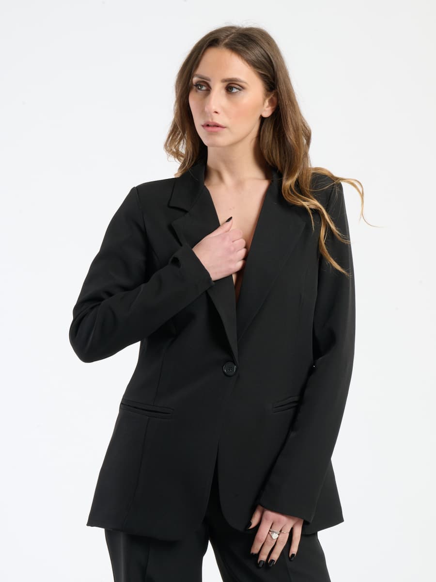 Ensemble nero: blazer con colletto alto e pantaloni, stile seducente e raffinato.