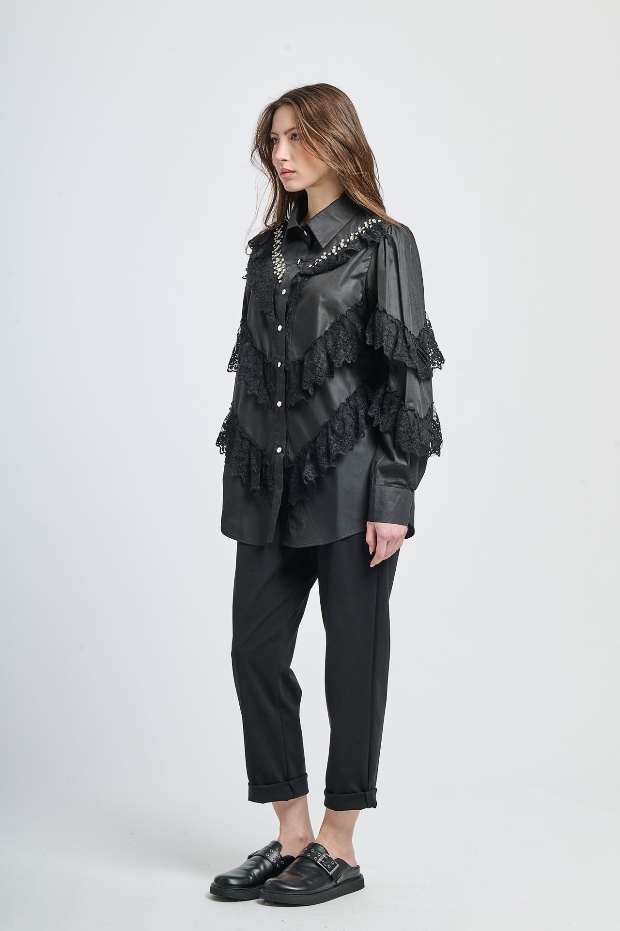 Camicia nera per donne con design accattivante grazie ai dettagli di pizzo e chiodini.