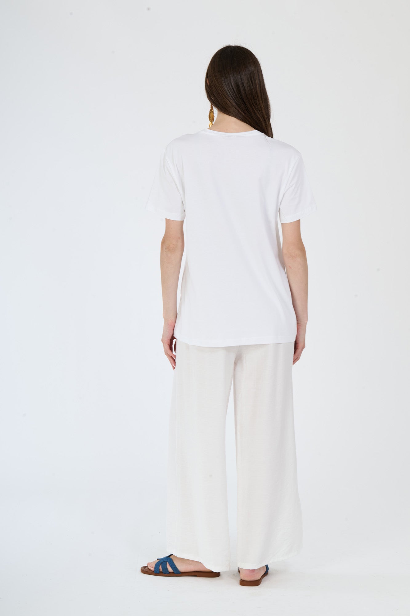 Moda casual bianca: t-shirt e pantaloni ampi indossati da una donna elegante