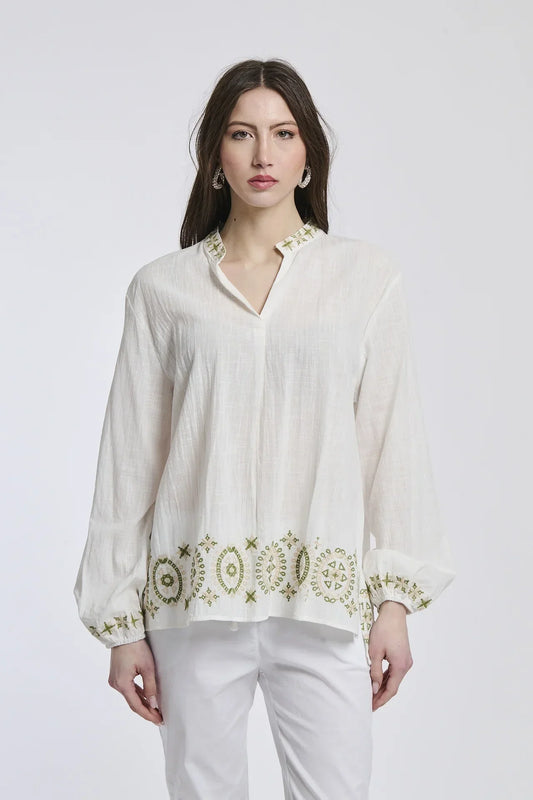 Cosa sta bene con la camicia bianca?