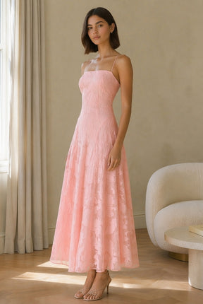 Abito midi elegante a spalline sottili con scollo a fascia, tessuto jacquard floreale e dettaglio a croce sul retro