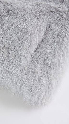 Giacca cropped in pelliccia sintetica con cappuccio ampio