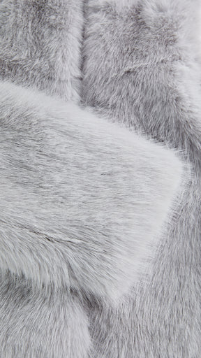 Giacca cropped in pelliccia sintetica con cappuccio ampio