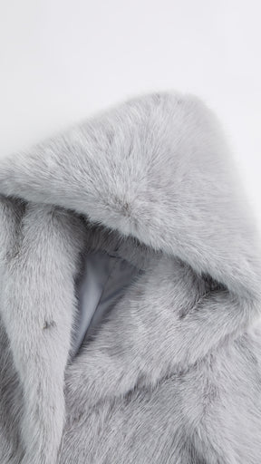 Giacca cropped in pelliccia sintetica con cappuccio ampio