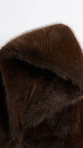Giacca cropped in pelliccia sintetica con cappuccio ampio