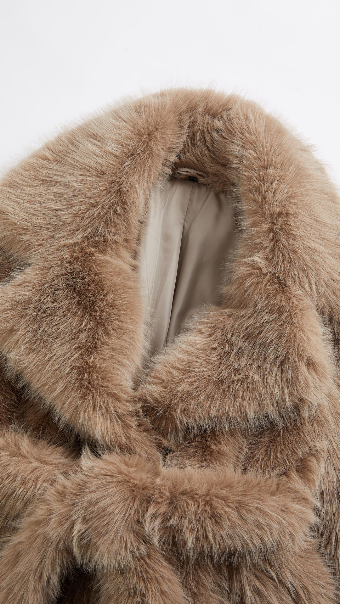 Cappotto corto in pelliccia sintetica con colletto a revers e cintura