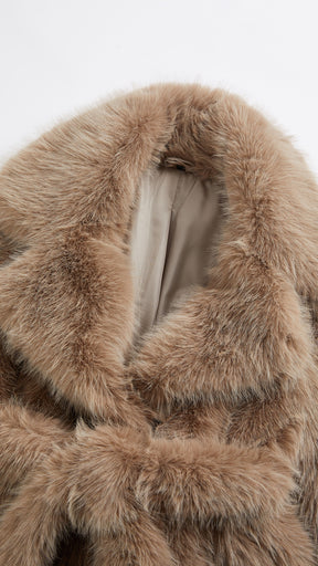 Cappotto corto in pelliccia sintetica con colletto a revers e cintura