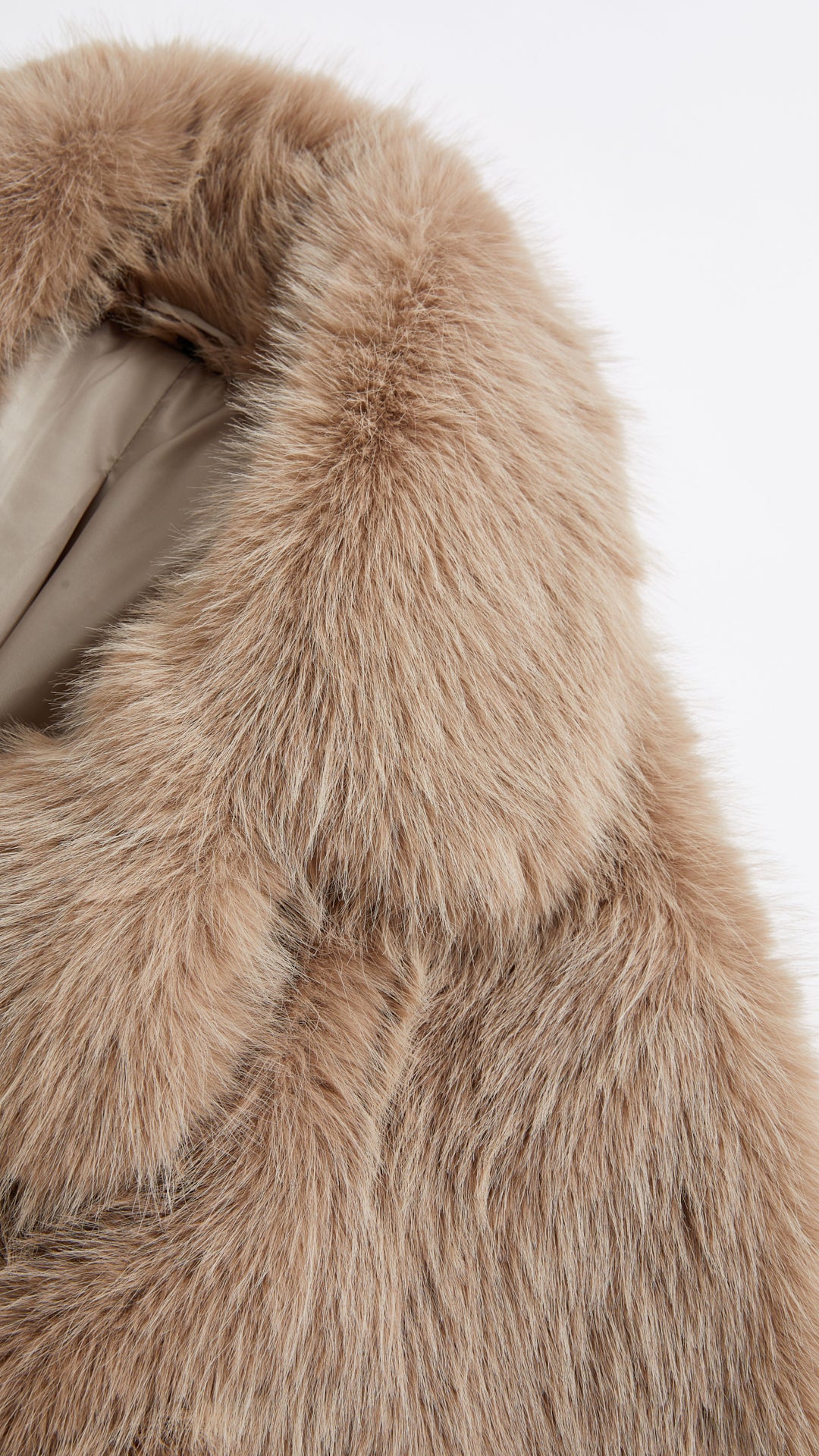 Cappotto corto in pelliccia sintetica con colletto a revers e cintura
