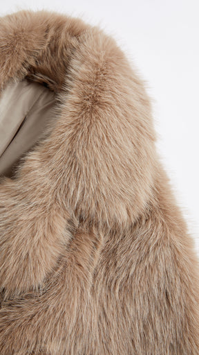 Cappotto corto in pelliccia sintetica con colletto a revers e cintura