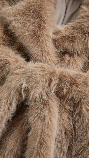 Cappotto corto in pelliccia sintetica con colletto a revers e cintura
