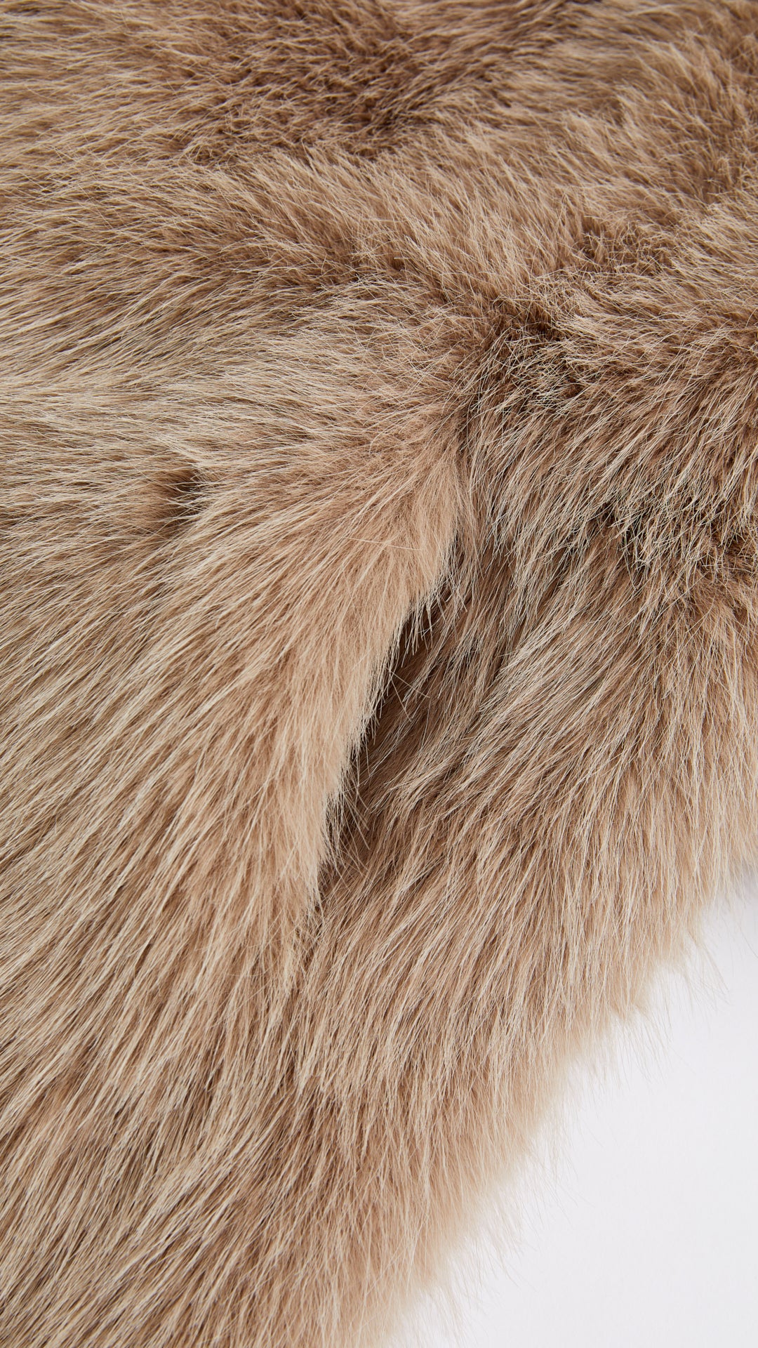 Cappotto corto in pelliccia sintetica con colletto a revers e cintura