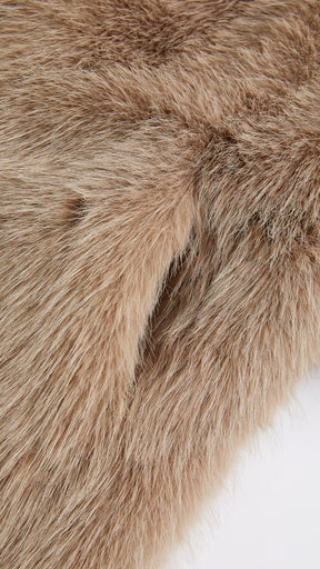 Cappotto corto in pelliccia sintetica con colletto a revers e cintura