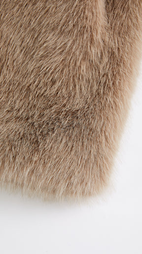 Cappotto corto in pelliccia sintetica con colletto a revers e cintura
