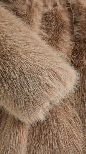 Cappotto corto in pelliccia sintetica con colletto a revers e cintura