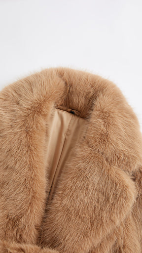 Cappotto corto in pelliccia sintetica con colletto a revers e cintura