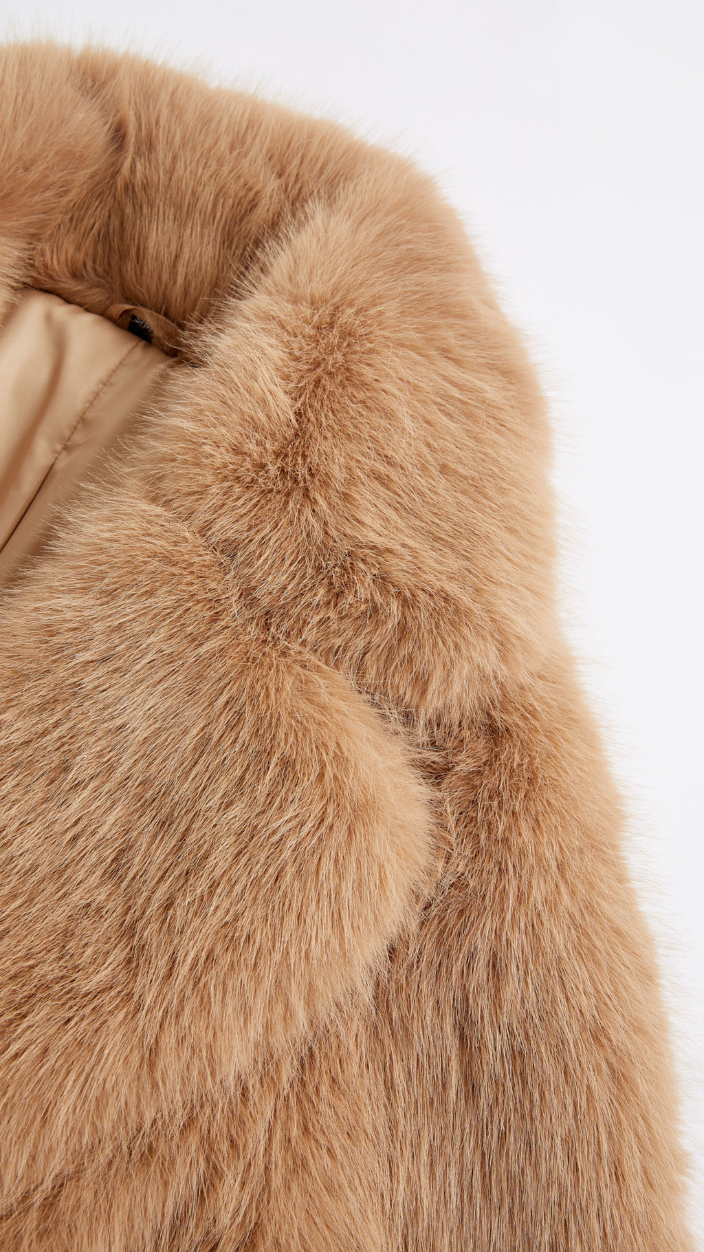 Cappotto corto in pelliccia sintetica con colletto a revers e cintura