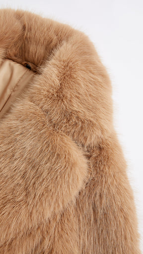Cappotto corto in pelliccia sintetica con colletto a revers e cintura