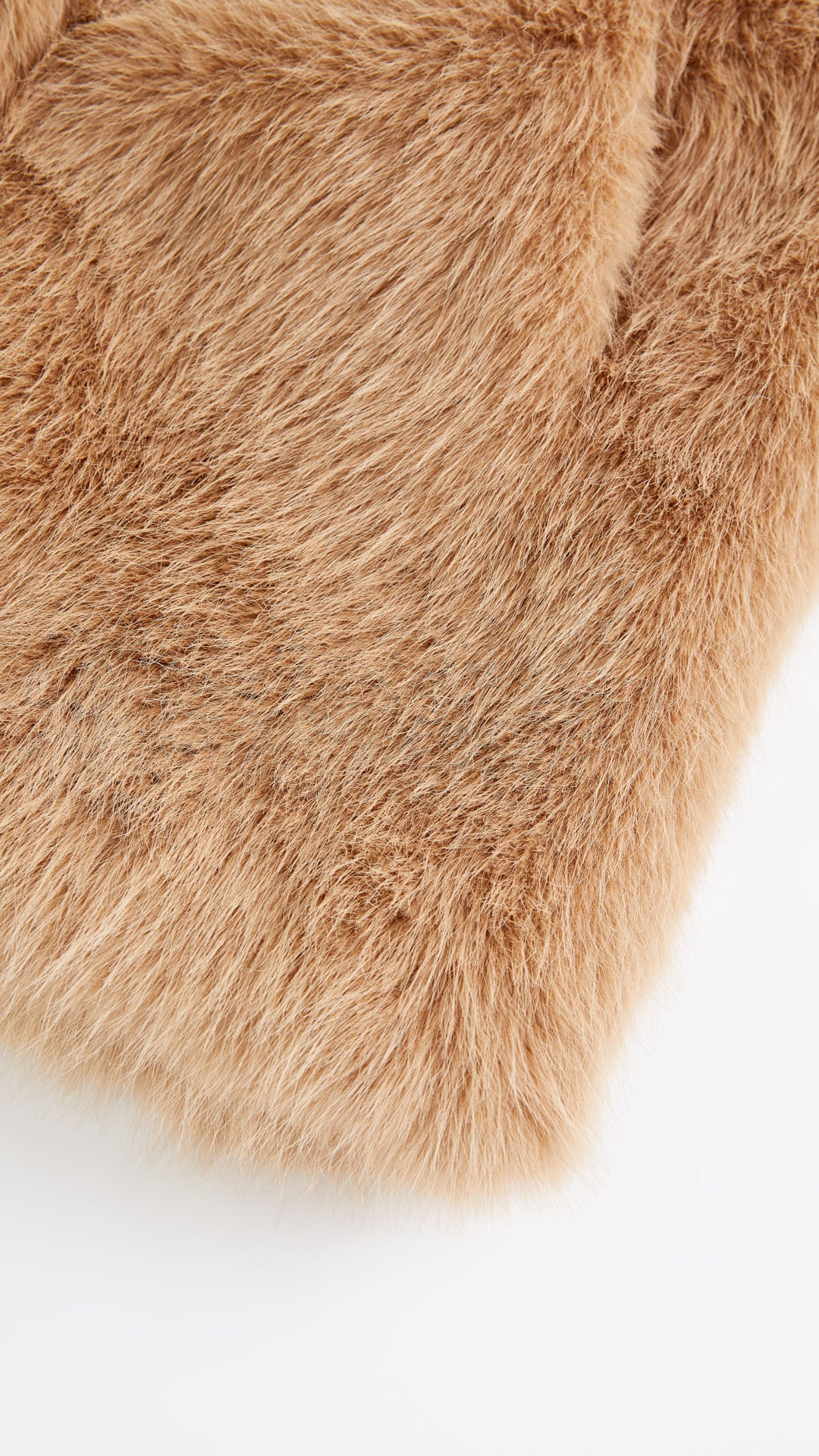 Cappotto corto in pelliccia sintetica con colletto a revers e cintura