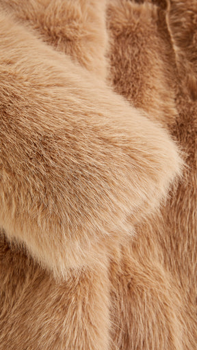 Cappotto corto in pelliccia sintetica con colletto a revers e cintura