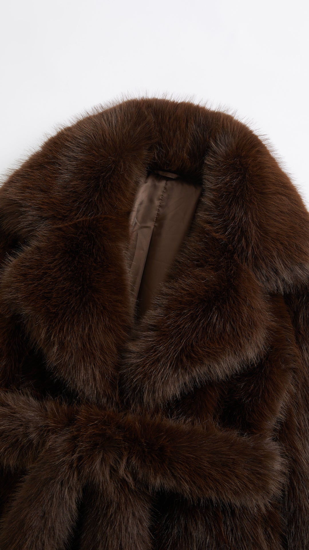 Cappotto corto in pelliccia sintetica con colletto a revers e cintura