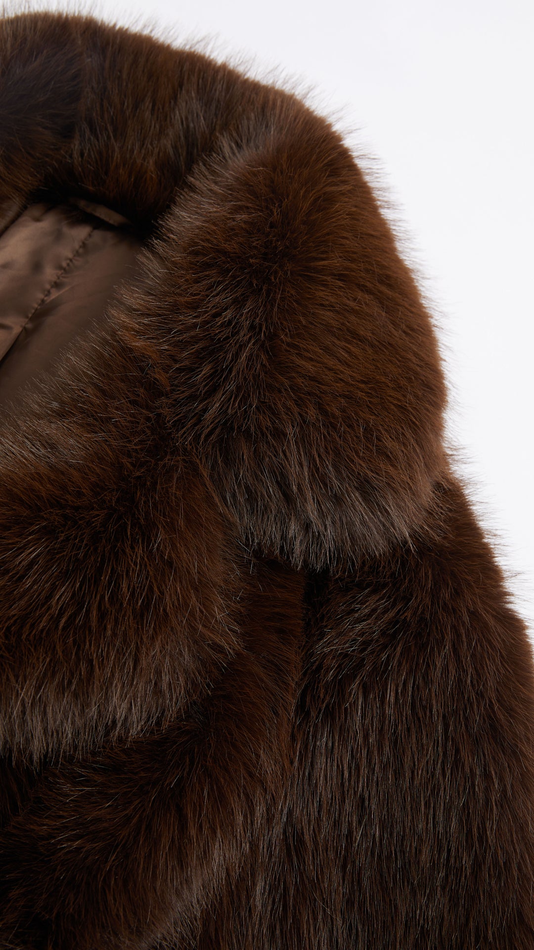 Cappotto corto in pelliccia sintetica con colletto a revers e cintura