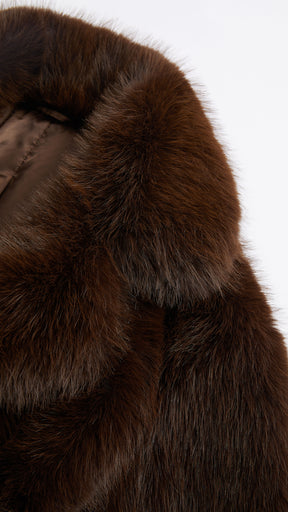 Cappotto corto in pelliccia sintetica con colletto a revers e cintura