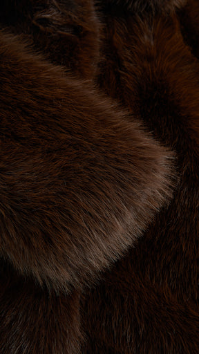 Cappotto corto in pelliccia sintetica con colletto a revers e cintura