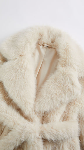 Cappotto corto in pelliccia sintetica con colletto a revers e cintura