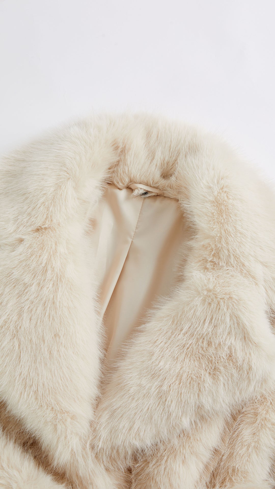 Cappotto corto in pelliccia sintetica con colletto a revers e cintura