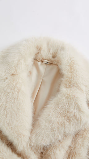 Cappotto corto in pelliccia sintetica con colletto a revers e cintura