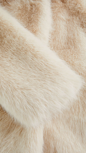 Cappotto corto in pelliccia sintetica con colletto a revers e cintura